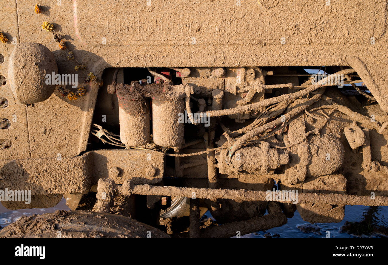 Terreni fangosi trattore utilizzato per l'aratura risaie nella campagna indiana. Andhra Pradesh, India Foto Stock
