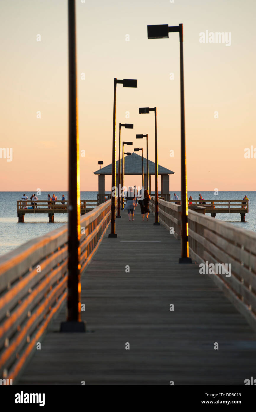 Stati Uniti Mississippi MS Biloxi molo pesca nel golfo del Messico Beach Shores Foto Stock