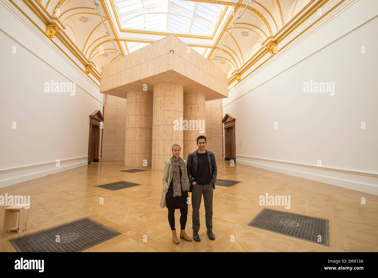 Londra, Regno Unito. Il 21 gennaio 2014. Spazi di rilevamento mostra espone per evocare l'esperienza e la potenza di architettura all'interno di una galleria tradizionale ambiente. Sette architetti provenienti da tutto il mondo sono stati invitati a utilizzare la Royal Academy, le gallerie per testare se stessi e la loro disciplina mediante la creazione di spazi unici per i visitatori di esperienza. Pezo von Ellrichshausen dal Cile ha creato una grande installazione di legno con spazi esplorativi. Credito: Malcolm Park editoriale/Alamy Live News Foto Stock