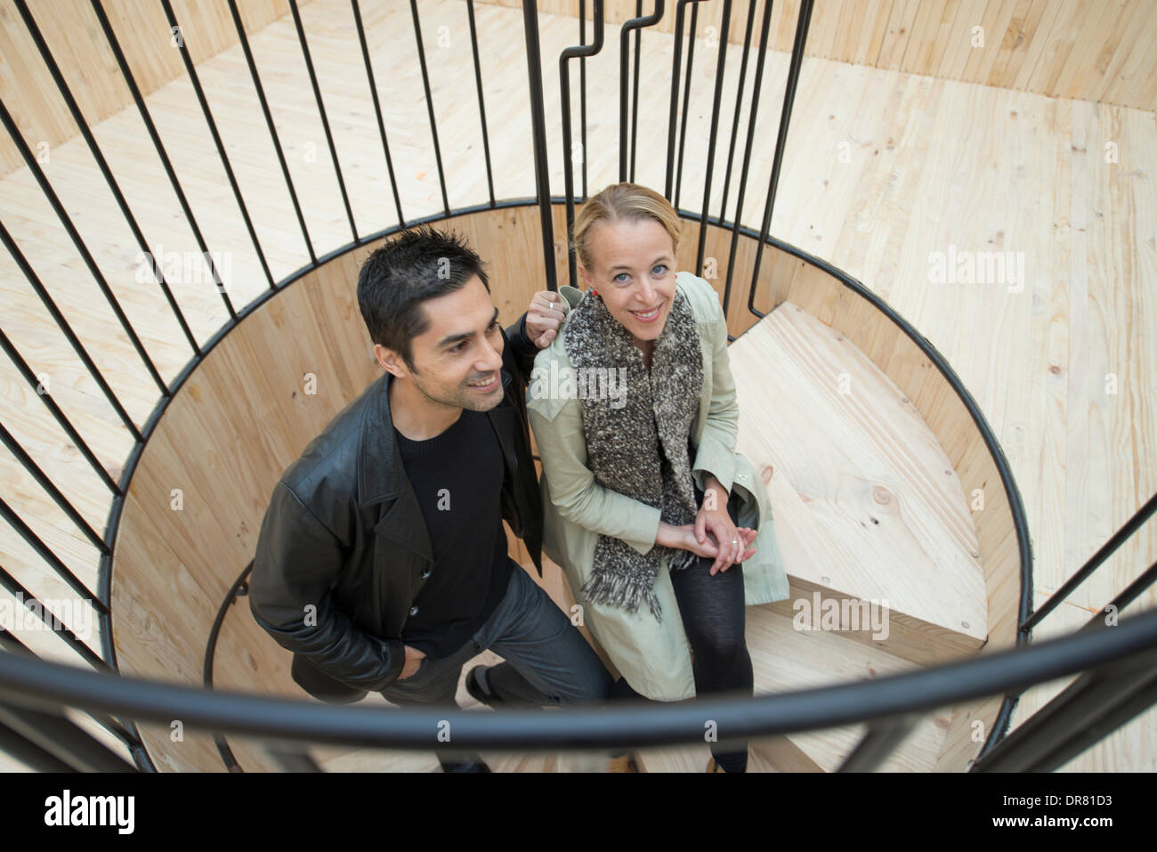 Londra, Regno Unito. Il 21 gennaio 2014. Spazi di rilevamento mostra espone per evocare l'esperienza e la potenza di architettura all'interno di una galleria tradizionale ambiente. Sette architetti provenienti da tutto il mondo sono stati invitati a utilizzare la Royal Academy, le gallerie per testare se stessi e la loro disciplina mediante la creazione di spazi unici per i visitatori di esperienza. Pezo von Ellrichshausen dal Cile ha creato una grande installazione di legno con spazi esplorativi. Credito: Malcolm Park editoriale/Alamy Live News Foto Stock