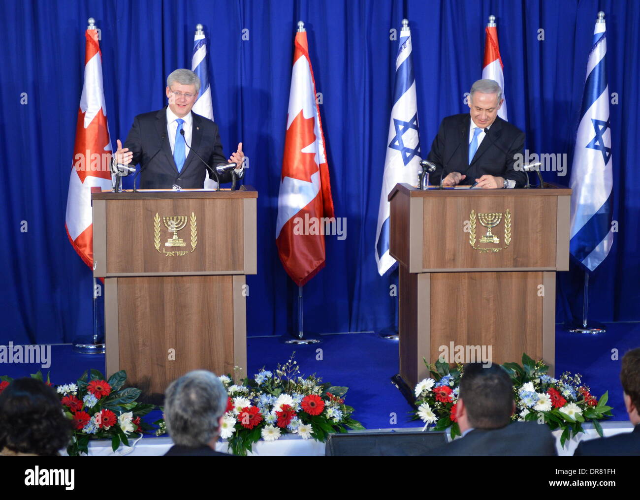 Gerusalemme. Xxi gen, 2014. Il Primo Ministro israeliano Benjamin Netanyahu e il suo omologo canadese Stephen Harper partecipare ad una conferenza stampa congiunta all'ufficio del Primo Ministro a Gerusalemme, a gennaio 21, 2014. Harper su lunedì ha riaffermato il suo paese a sostenere per Israele, per il supporto di una soluzione di due stati per il conflitto israelo-palestinese. Harper è su una quattro giorni di visita per lo Stato ebraico con una folta delegazione di ministri e dirigenti aziendali. Credito: Li Rui/Xinhua/Alamy Live News Foto Stock