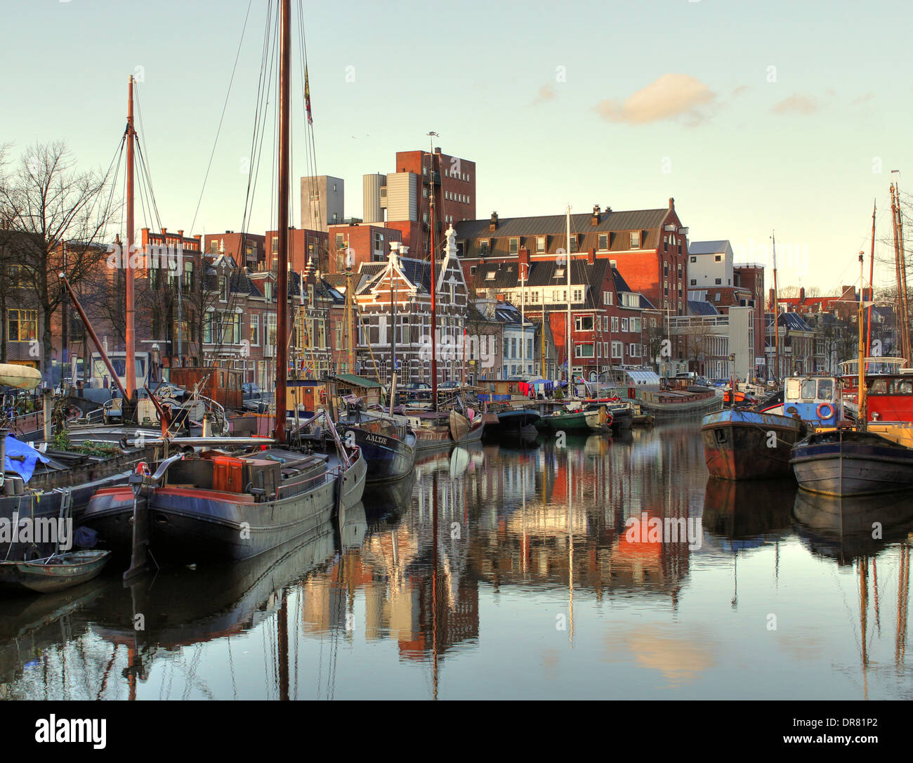 I magazzini e le navi a vela lungo quindi canali a Noorderhaven (nord del porto) a Groningen, Paesi Bassi Foto Stock