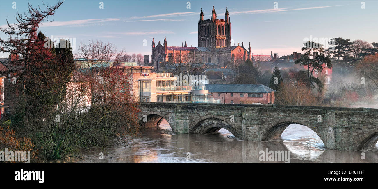 Visualizzare downriver lungo il fiume Wye in una nebbiosa alba da Greyfriars Bridge, Hereford Cathedral e il Ponte Vecchio, Regno Unito Foto Stock