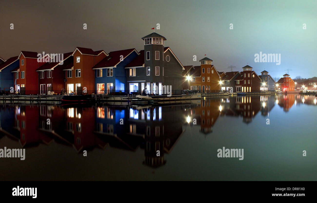 Colorato Scandinavian-case di legno in stile a Reitdiephaven, Groningen, Paesi Bassi Foto Stock