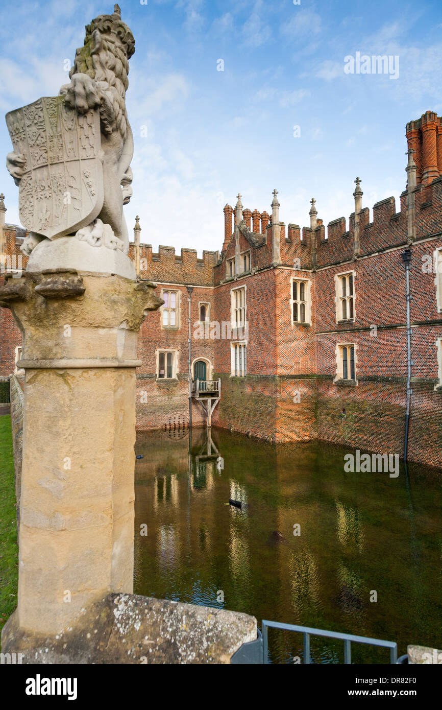 Inondati fossato del Palazzo di Hampton Court profondo riempito con acqua dopo un insolitamente lungo periodo di tempo umido. Surrey UK. Foto Stock