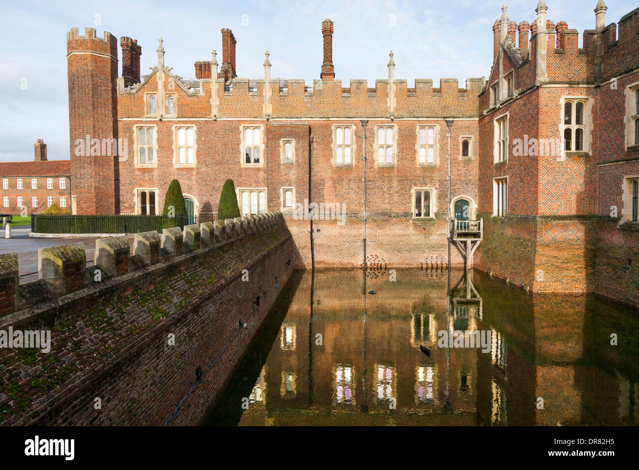 Inondati fossato del Palazzo di Hampton Court profondo riempito con acqua dopo un insolitamente lungo periodo di tempo umido. Surrey UK Foto Stock