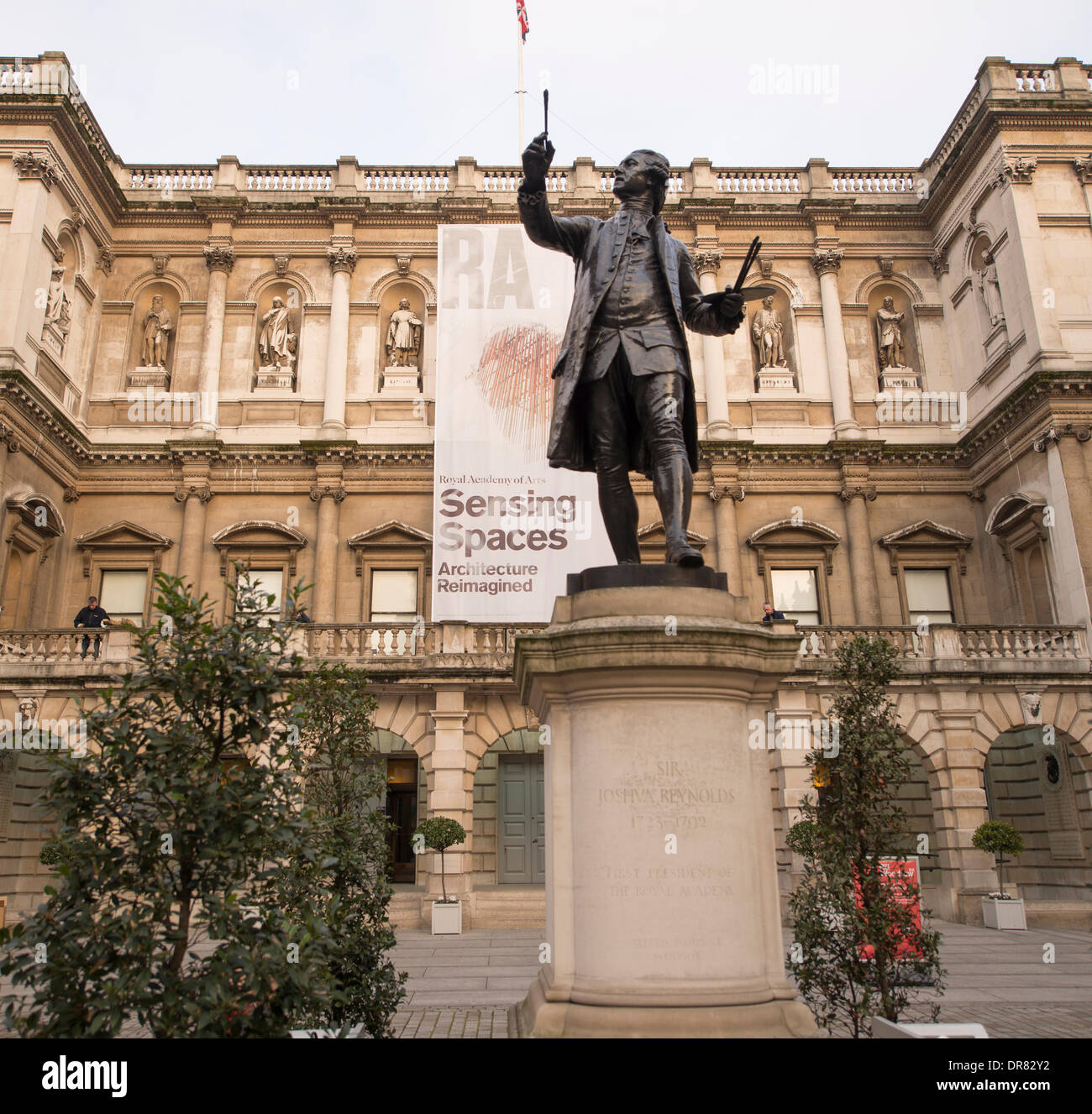 Londra, Regno Unito. Il 21 gennaio 2014. Spazi di rilevamento mostra espone per evocare l'esperienza e la potenza di architettura all'interno di una galleria tradizionale ambiente. Sette architetti provenienti da tutto il mondo sono stati invitati a utilizzare la Royal Academy, le gallerie per testare se stessi e la loro disciplina mediante la creazione di spazi unici per i visitatori di esperienza. Credito: Malcolm Park editoriale/Alamy Live News Foto Stock