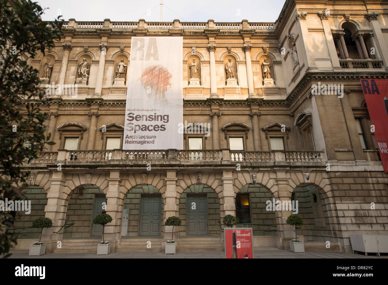 Londra, Regno Unito. Il 21 gennaio 2014. Spazi di rilevamento mostra espone per evocare l'esperienza e la potenza di architettura all'interno di una galleria tradizionale ambiente. Sette architetti provenienti da tutto il mondo sono stati invitati a utilizzare la Royal Academy, le gallerie per testare se stessi e la loro disciplina mediante la creazione di spazi unici per i visitatori di esperienza. Credito: Malcolm Park editoriale/Alamy Live News Foto Stock