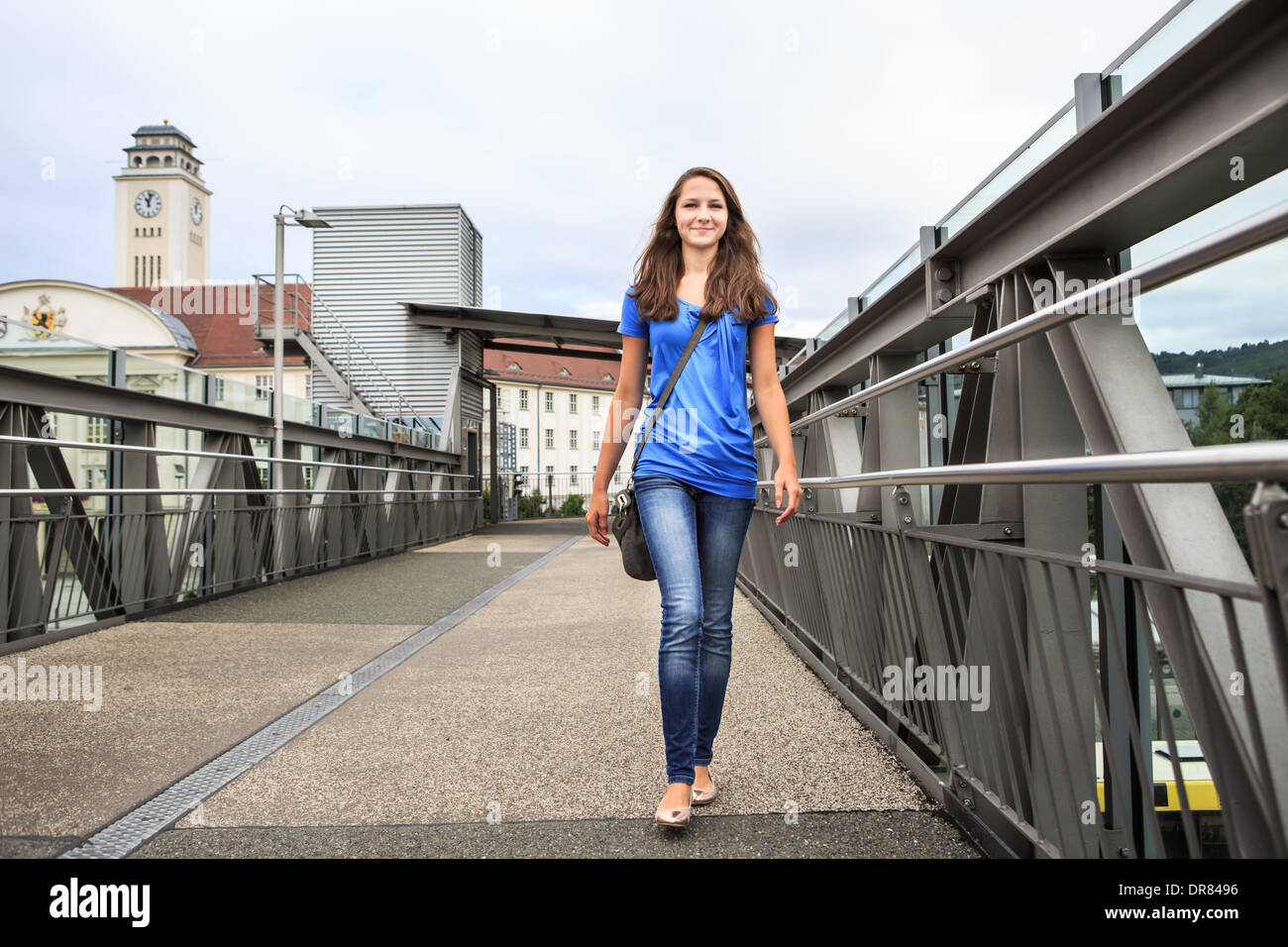 Ritratto di una ragazza adolescente in città. Sonneberg, Turingia, Germania Foto Stock