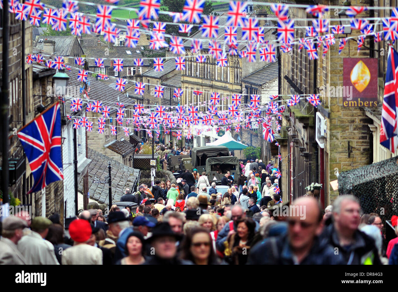 Haworth 1940s Weekend 2013, Bronte Country, Haworth Main Street, West Yorkshire, Inghilterra, Regno Unito Foto Stock