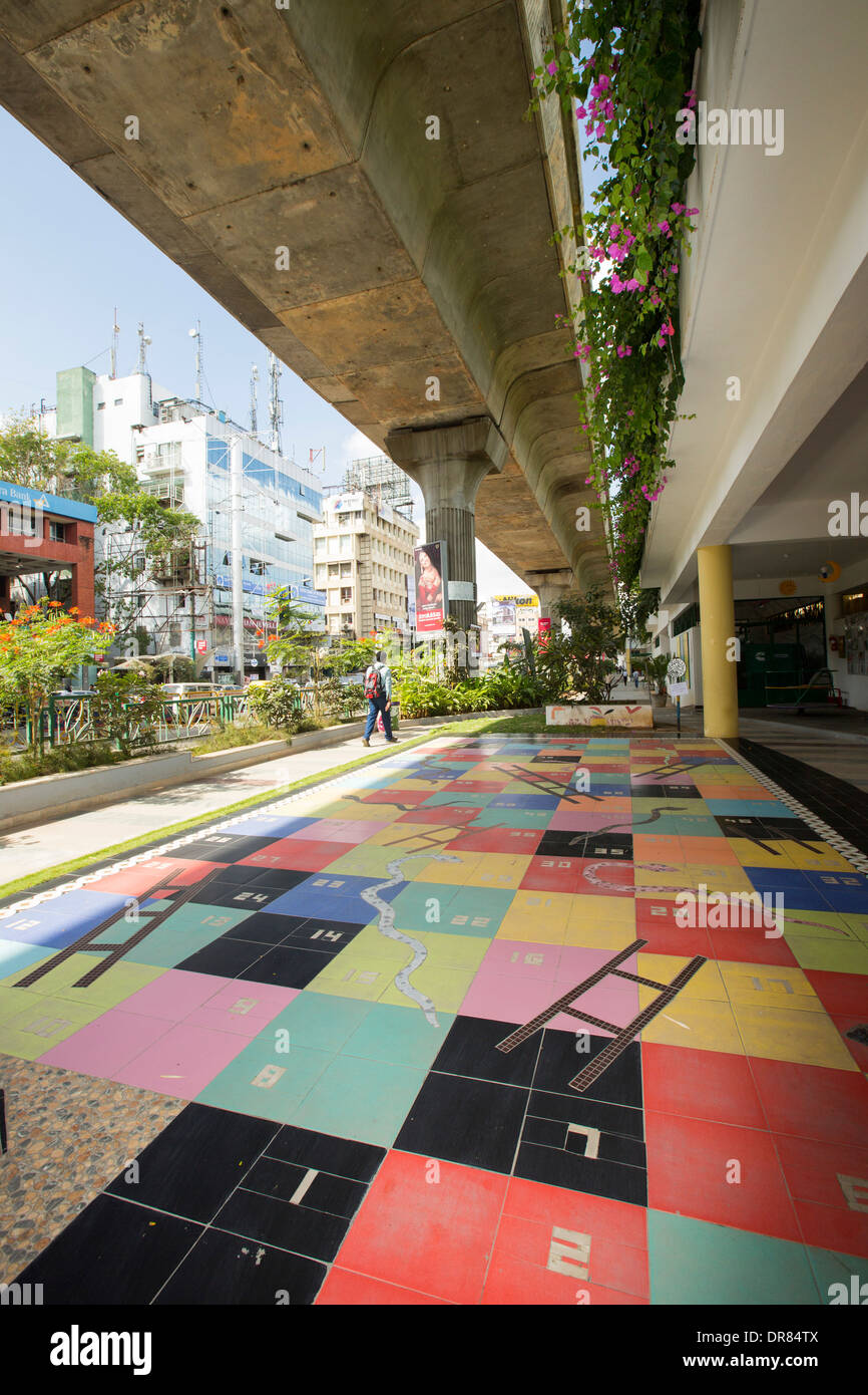 Il sistema di metropolitana a Bangalore, nello stato di Karnataka, India, con serpenti e scale al di sotto del gioco. Foto Stock