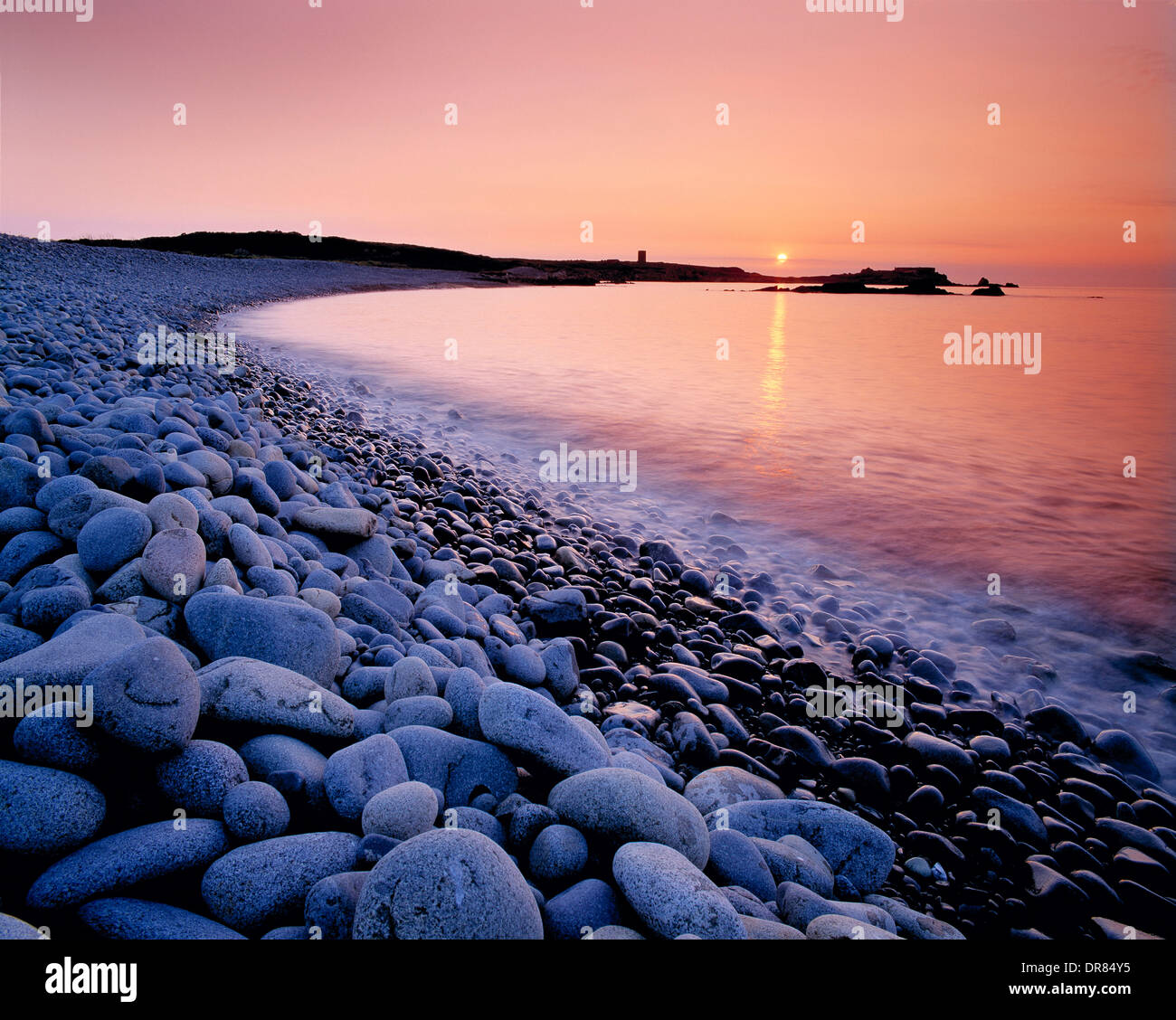 Guernsey. Fontenelle Bay. Pebble Beach Cove al tramonto. Foto Stock