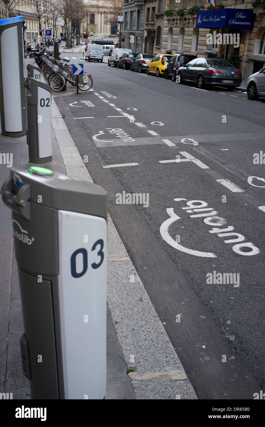 Svuotare auto elettrica punti di ricarica per Autolib' auto elettriche a Parigi, Francia Foto Stock