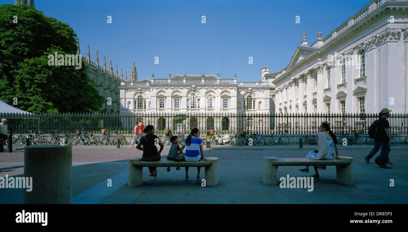 I visitatori di fronte alla vecchia scuola e casa del Senato dell'Università di Cambridge Foto Stock