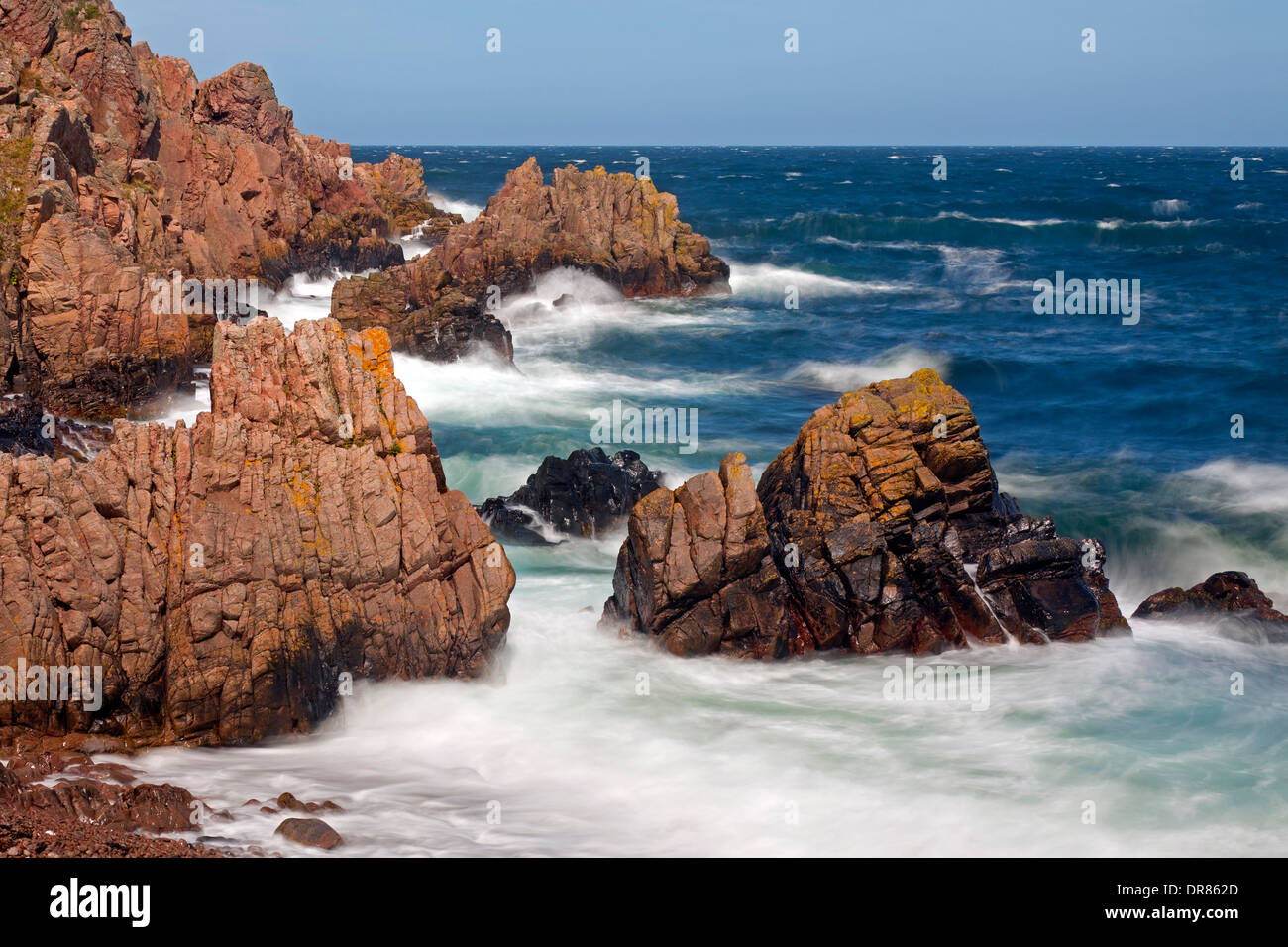 Rocce sulla spiaggia e scogliere lungo la costa rocciosa presso la riserva naturale Josefinelust, Kullaberg / Kullen, Skåne / Scania in Svezia Foto Stock