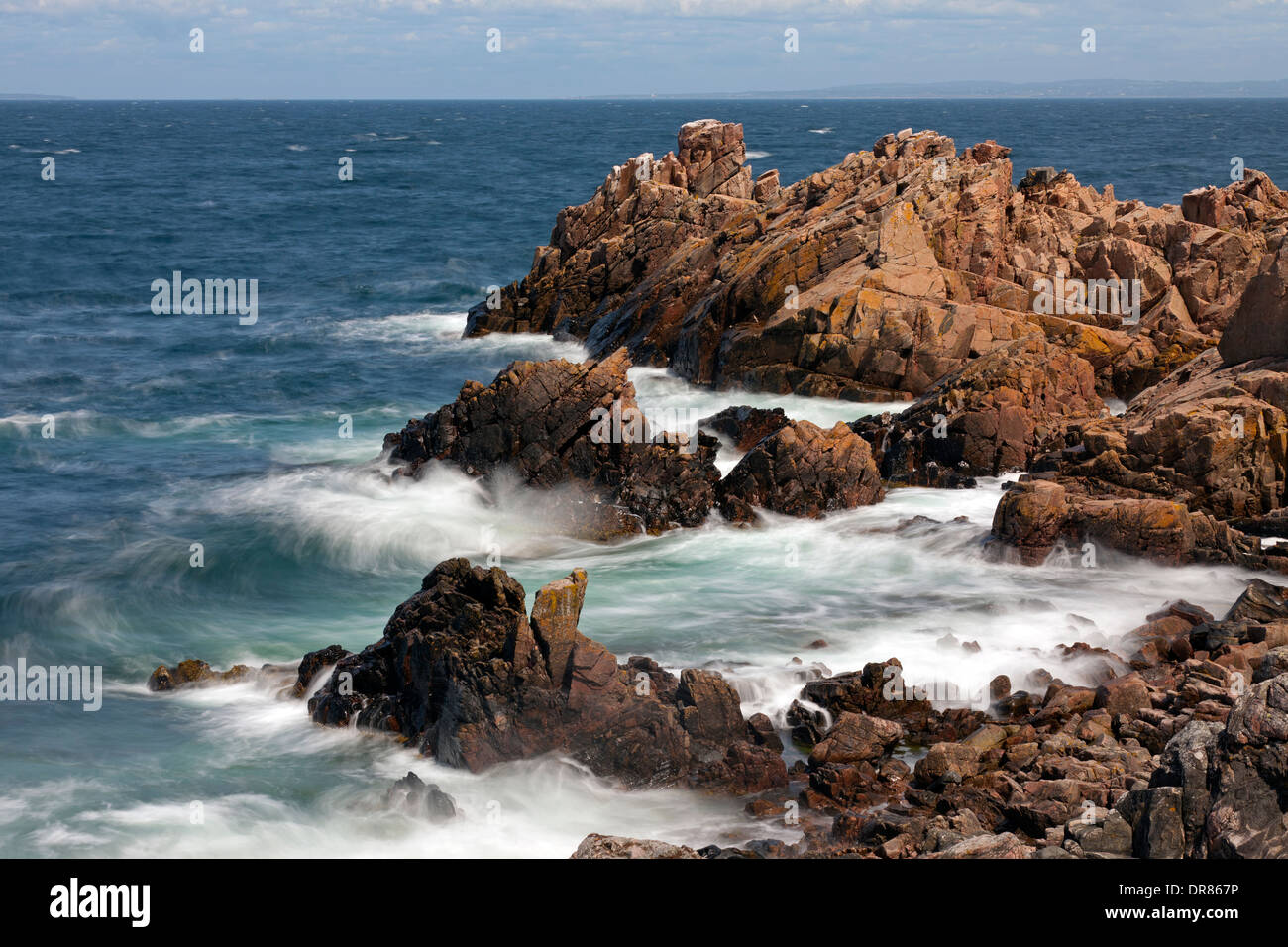 Rocce sulla spiaggia e scogliere lungo la costa rocciosa a Käringmalen / Kaeringsmalen, Kullaberg / Kullen, Skåne / Scania in Svezia Foto Stock