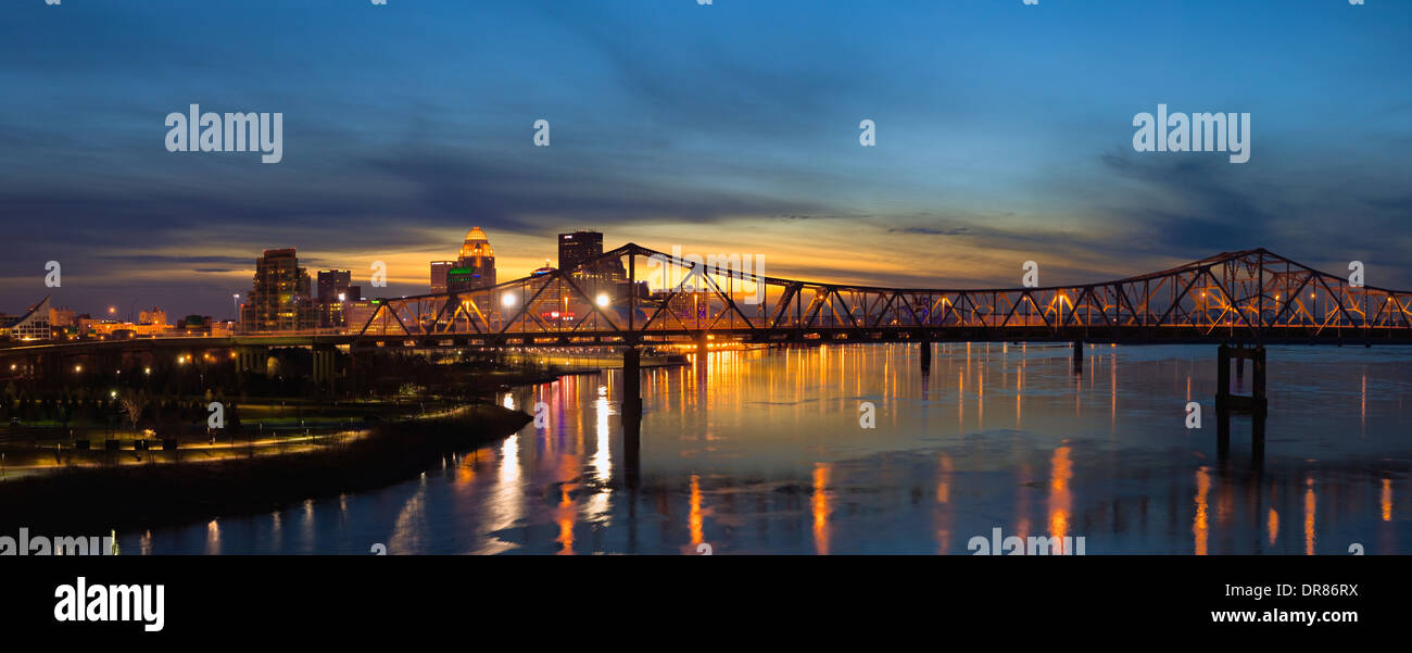 Panorama di Louisville, Kentucky Skyline e il fiume Ohio al crepuscolo da quattro grandi Bridge Foto Stock