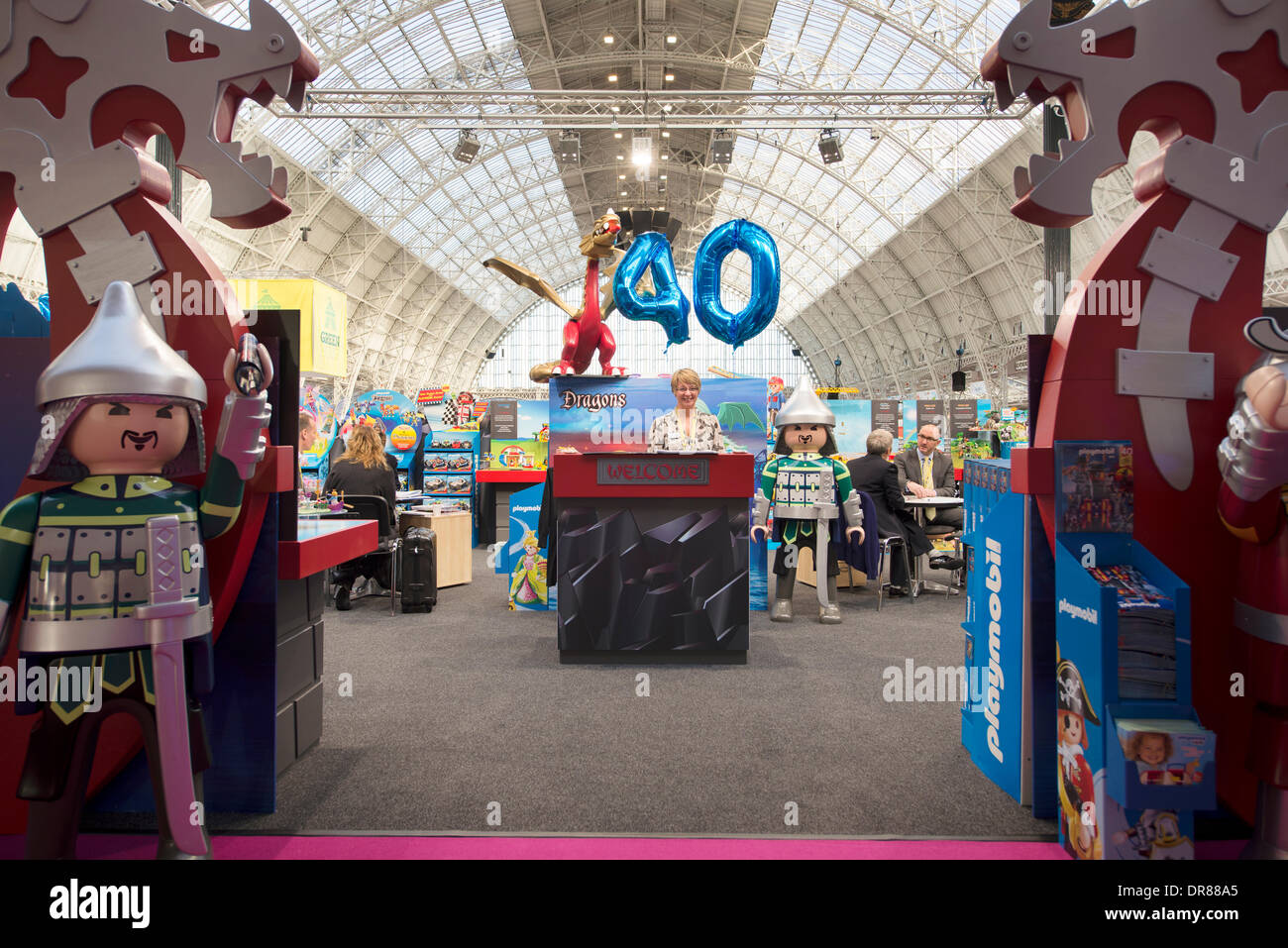 Londra, Regno Unito. Il 21 gennaio 2014. Playmobil celebra il suo quarantesimo anniversario vincendo due prestigiosi miglior nuovo giocattolo Awards presso il London Toy Fair. La Toy Fair sarà ancora una volta per la presentazione di migliaia di nuovi giocattoli, giochi e passatempi per il Regno Unito la più grande raccolta di industria del giocattolo professionisti. Credito: Malcolm Park editoriale/Alamy Live News Foto Stock