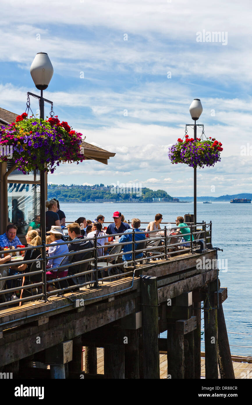 Red Robin waterfront cafe su Pier 55, Alaskan Way, Seattle, Washington, Stati Uniti d'America Foto Stock