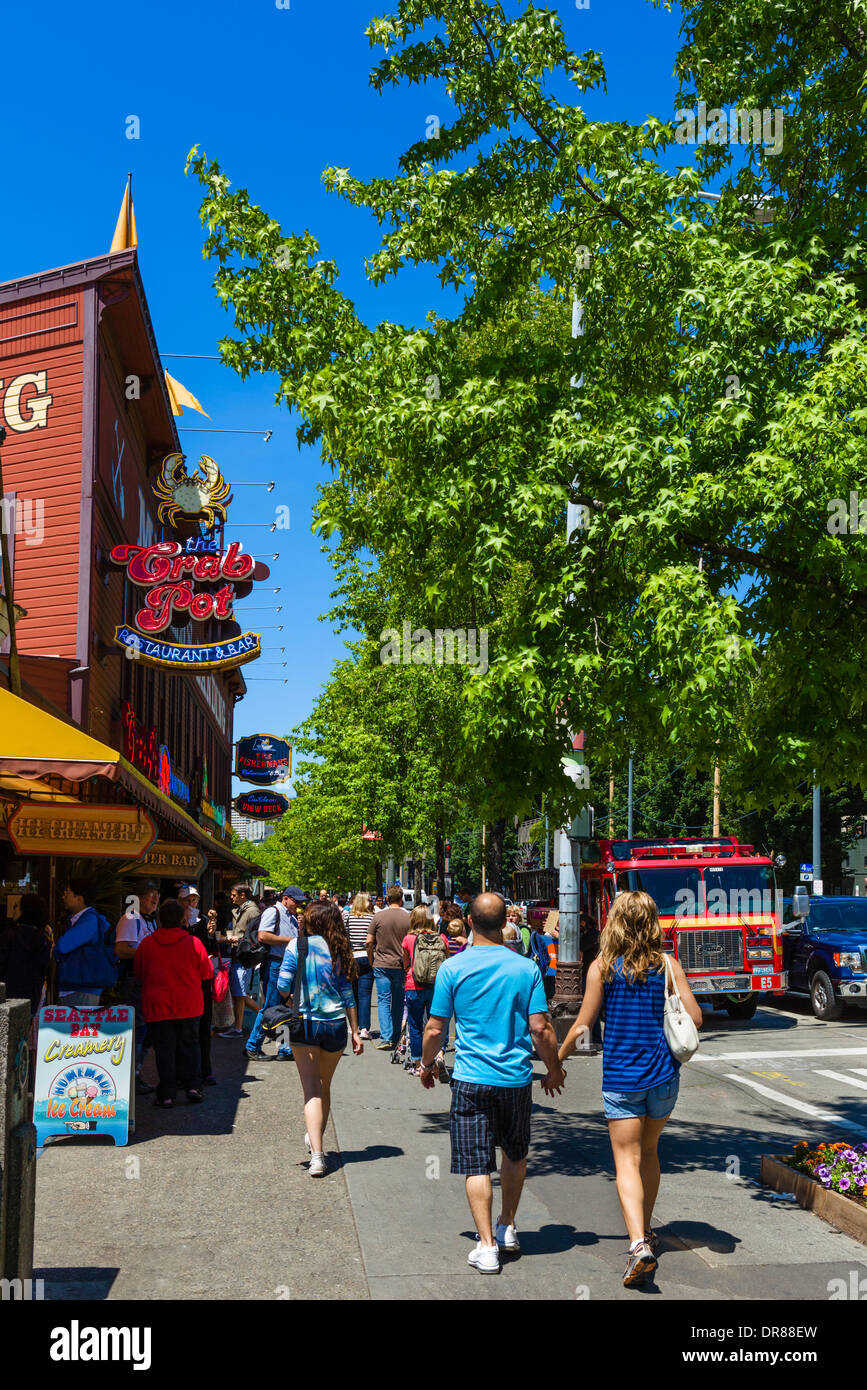 Negozi e ristoranti sul modo in Alaska a Pier 57, del centro cittadino di Seattle, Washington, Stati Uniti d'America Foto Stock