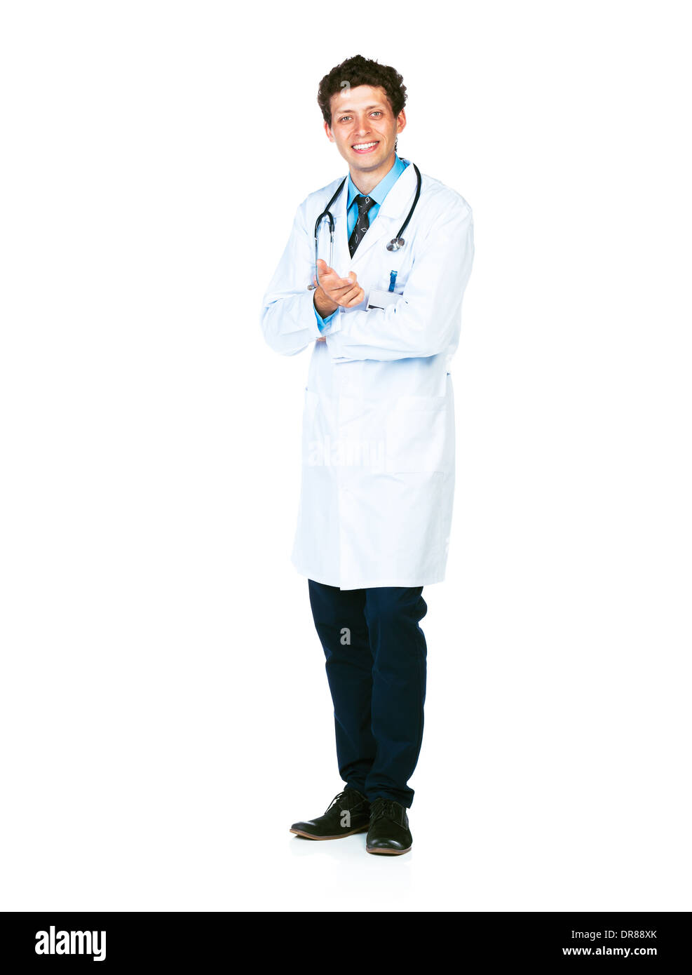 A piena lunghezza ritratto del medico sorridente in piedi su sfondo bianco Foto Stock