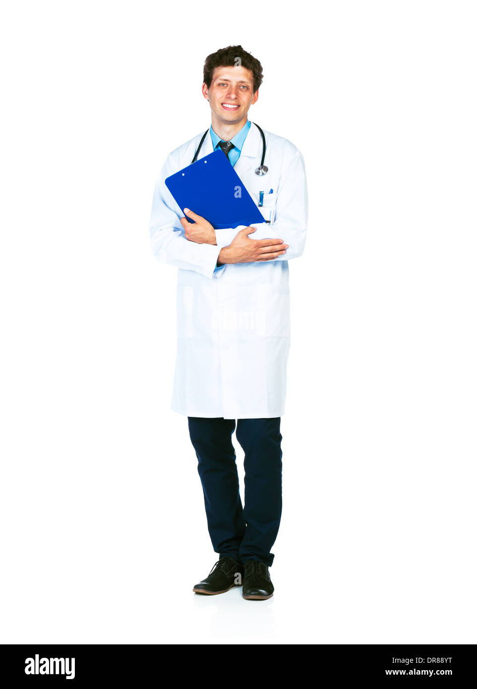 A piena lunghezza Ritratto di un maschio sorridente medico tenendo un blocco note su sfondo bianco Foto Stock