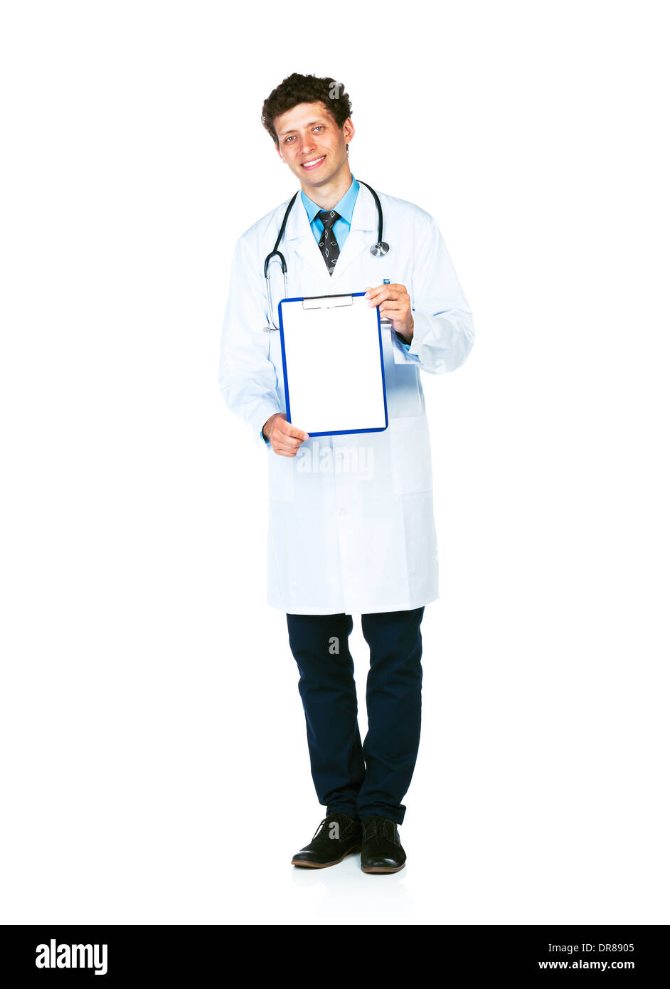 Lunghezza completa giovane maschio sorridente medico mostrando negli appunti Copia con spazio per il testo su sfondo bianco Foto Stock