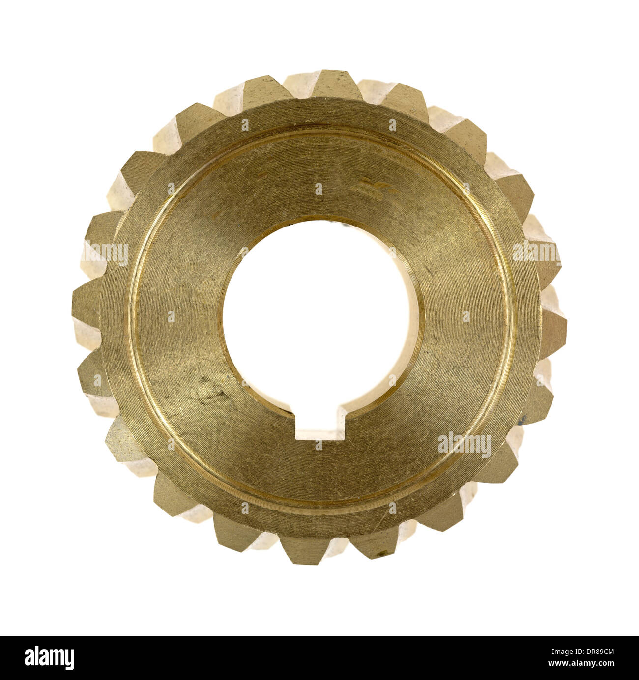 Vista dall'alto di un nuovo ingranaggio elicoidale in ottone con una toppa di chiave su uno sfondo bianco. Foto Stock