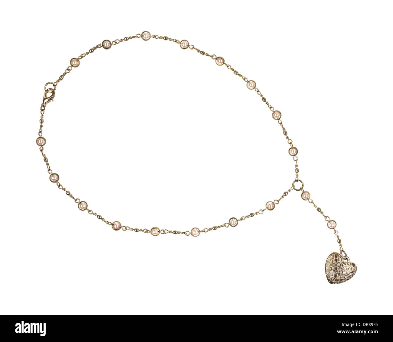 Un argento ciondolo a forma di cuore attaccato a una catena d'argento con imitazioni di perle fini o coltivate su uno sfondo bianco. Foto Stock