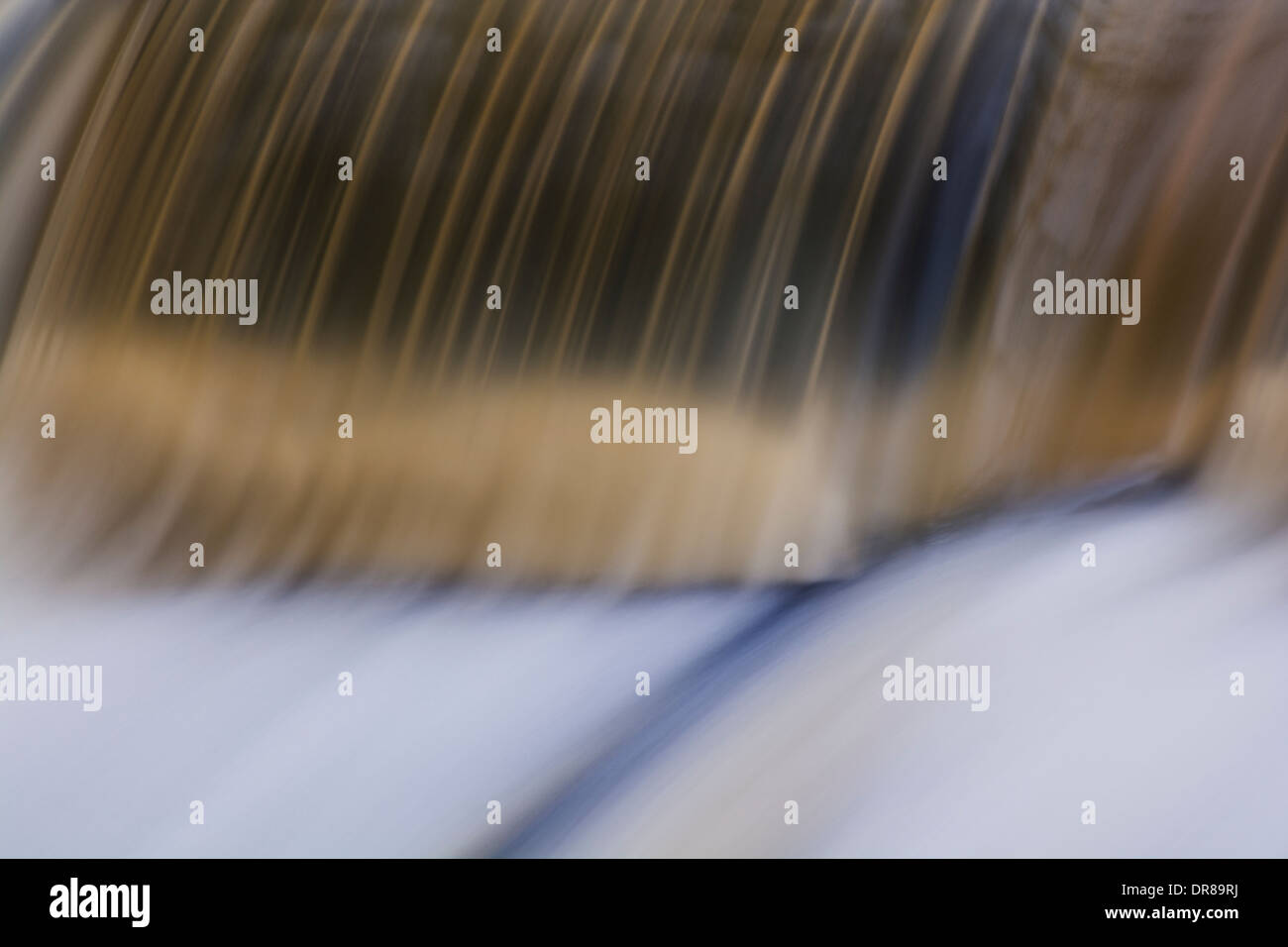 Lenta esposizione di acqua che scorre su weir Foto Stock