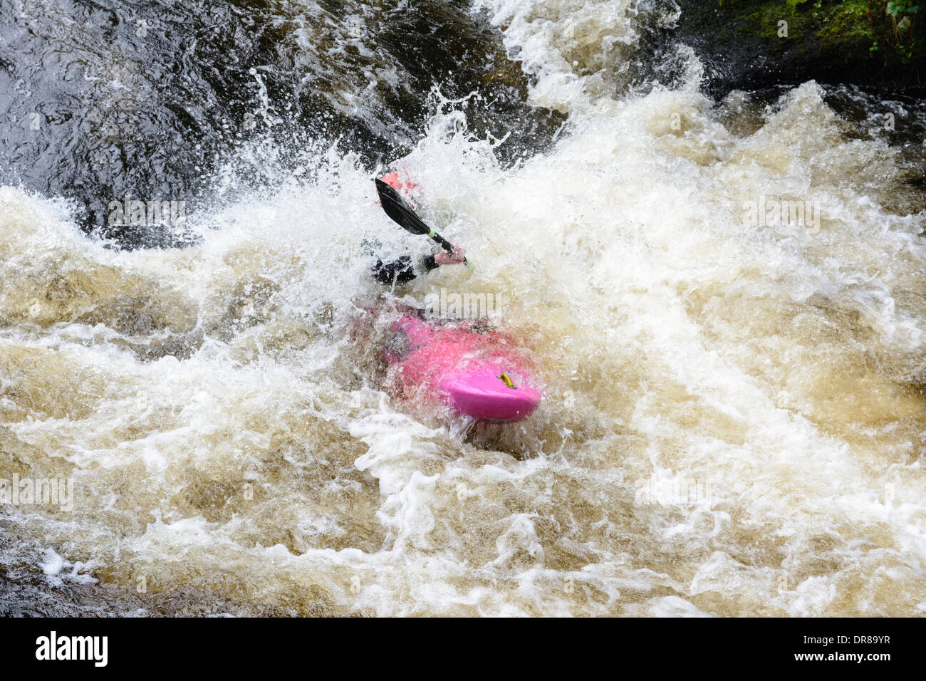 White water kayak sul fiume Fiume Tryweryn in Snowdonia Galles del Nord Foto Stock