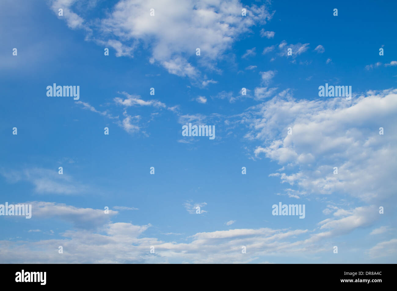 Puffy nuvole bianche insieme contro un perfetto cielo blu. Foto Stock