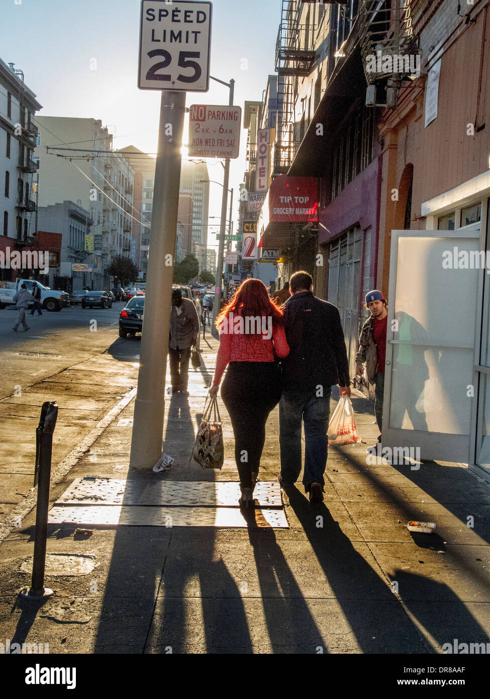 Sole che splende sul marciapiede in alto il filetto della criminalità del distretto di San Francisco. Nota shabby edifici. Foto Stock