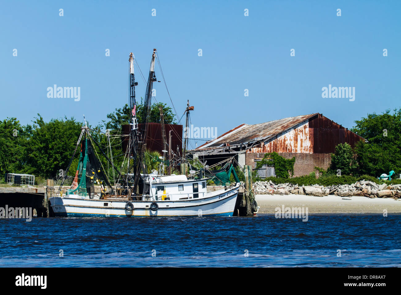 Una barca di gamberi lungo un dock nel luogo di nascita della moderna industria shrimping, Fernandina Beach, Florida. Foto Stock