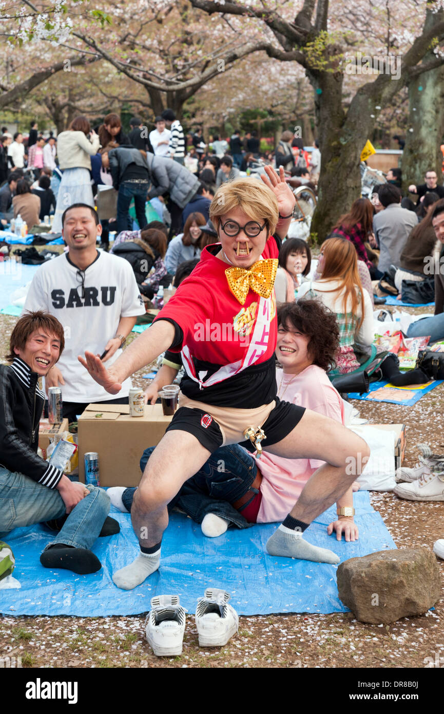 Gli adolescenti avente un pic-nic nel Parco Yoyogi, Tokyo, Giappone Foto Stock