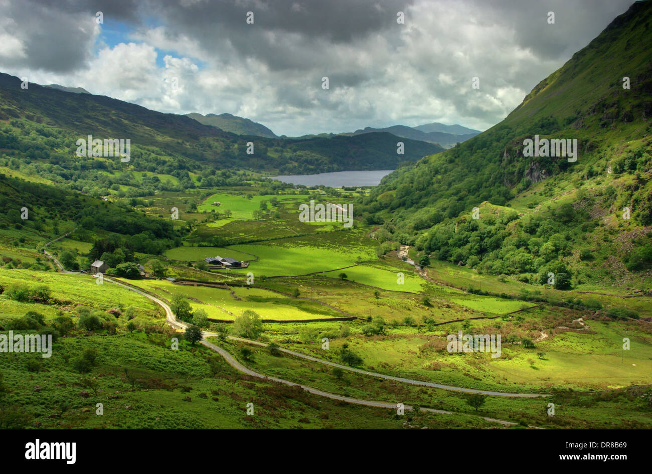 Il gallese valle del Nant Gwynant nel Parco Nazionale di Snowdonia, con Llyn Gwynant dietro Foto Stock