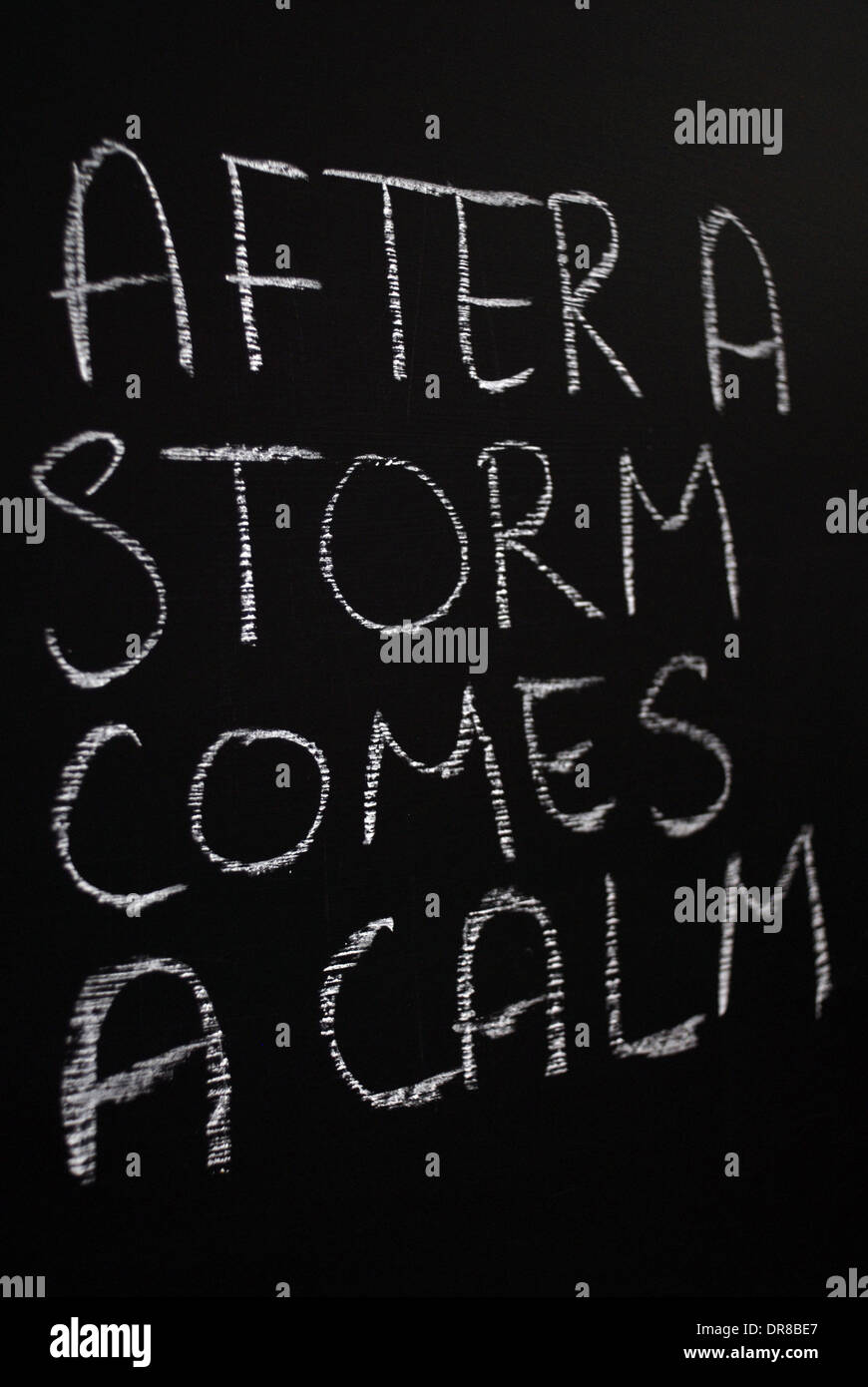 Chalk scrittura - dopo una tempesta arriva una calma. - Parole scritte sulla lavagna. Foto Stock
