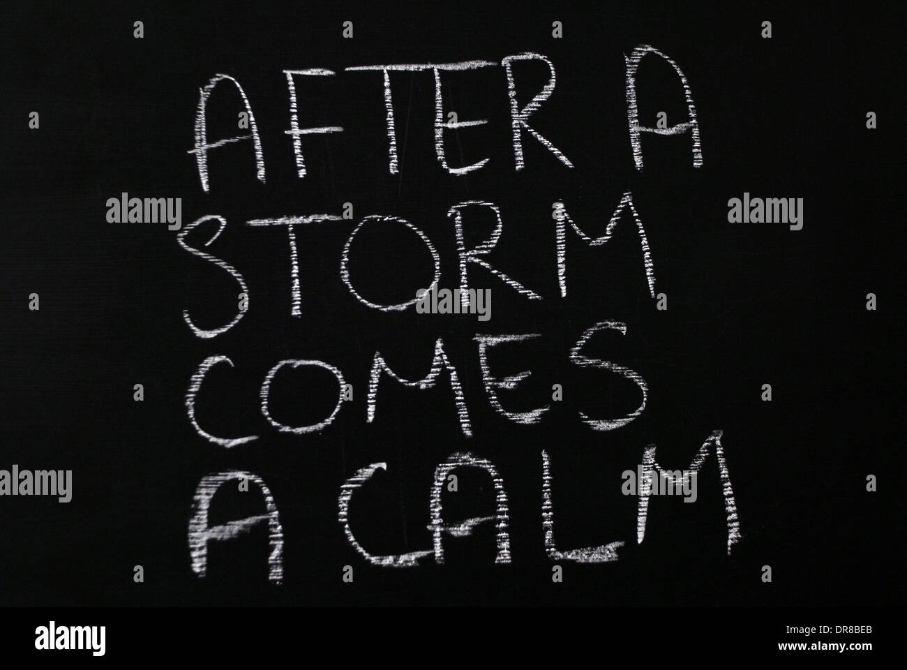 Chalk scrittura - dopo una tempesta arriva una calma. - Parole scritte sulla lavagna. Foto Stock
