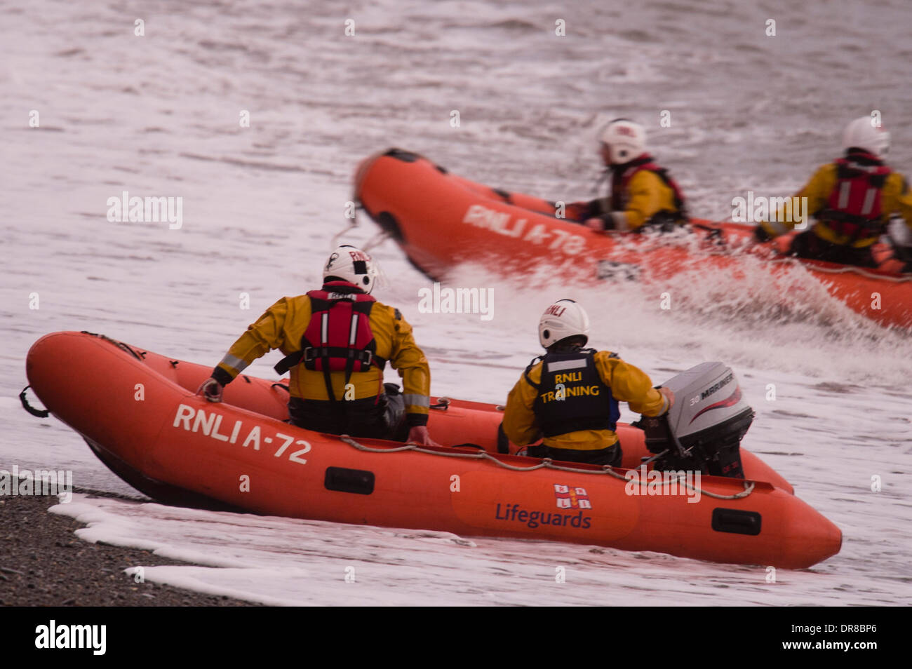 Un RNLI sessione di formazione - Membri di equipaggio in una classe Arancia costiera imbarcazioni di salvataggio REGNO UNITO Foto Stock