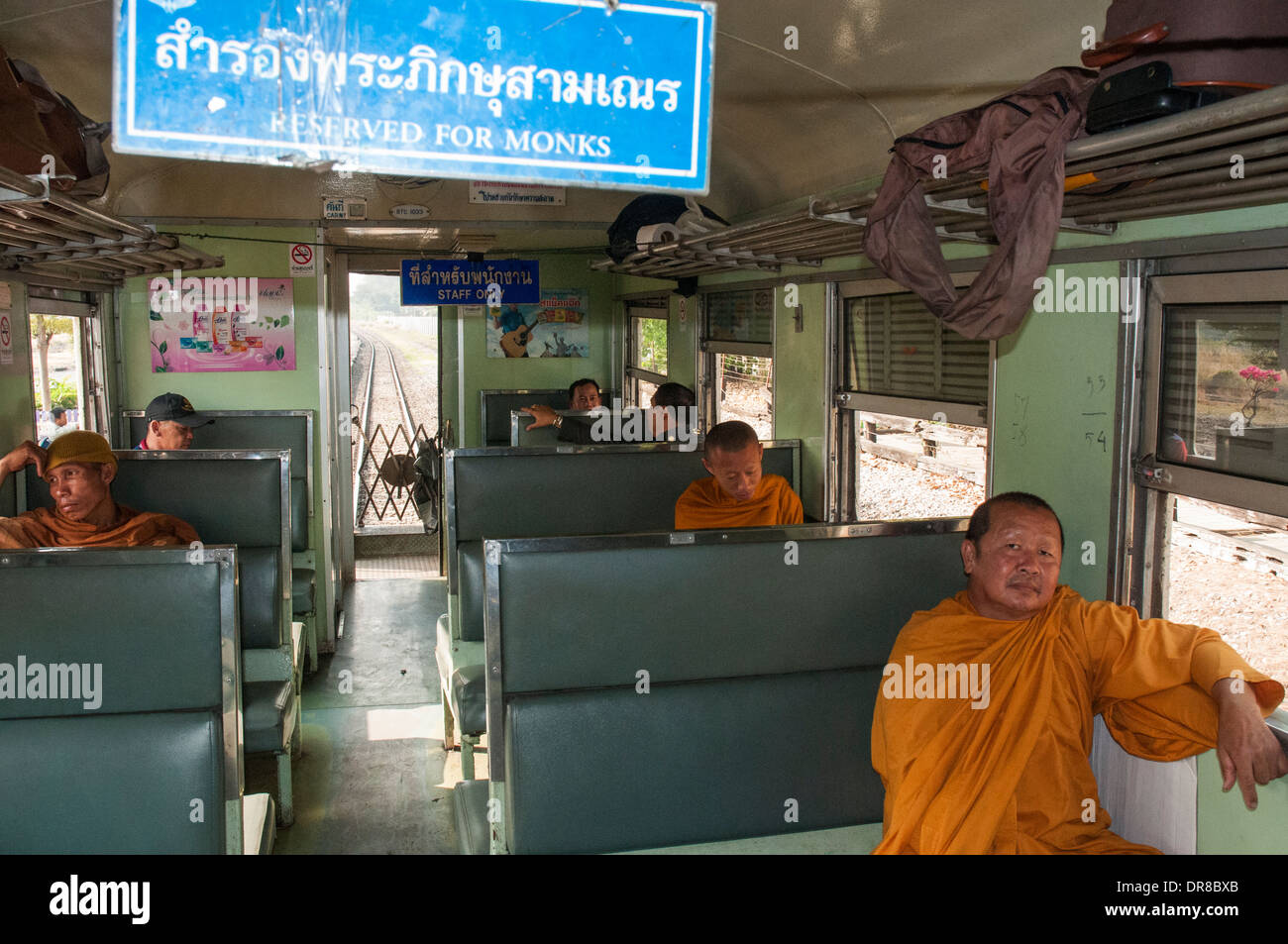 I monaci buddisti di viaggio in una sezione riservata di un terzo di classe il treno locale da Bangkok a Ayutthaya, Thailandia Foto Stock