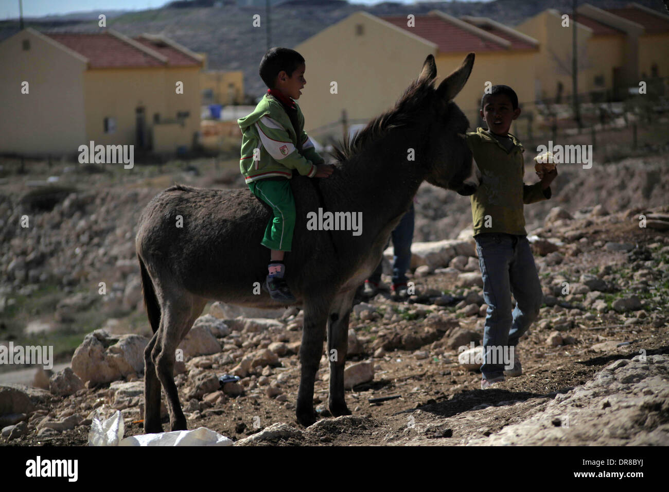 Hebron, West Bank, Territorio palestinese. Xxi gen, 2014. Beduina palestinese ragazzi giocare outsid loro tende a Khirbet Umm Al-Khair sud della Cisgiordania città di Hebron Gennaio 21, 2014. Le forze israeliane hanno razziato Umm al-Khair regione diverse volte e residenti notificato la sua decisione di distruggere i loro forni per il pane, noto come taboun, perché il loro fumo raggiunge il vicino insediamento illegale di Karmael © Mamoun Wazwaz APA/images/ZUMAPRESS.com/Alamy Live News Foto Stock