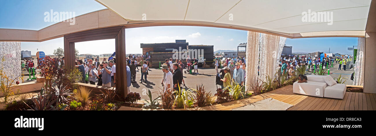 I visitatori del Solar Decathlon a Irvine, CA, visualizzare un sperimentale efficiente di energia solare home. Foto Stock