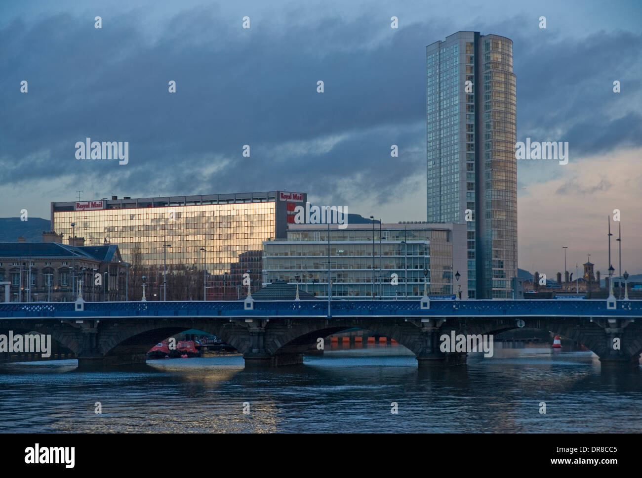 Queens ponte sopra il fiume Lagan, Belfast. Foto Stock