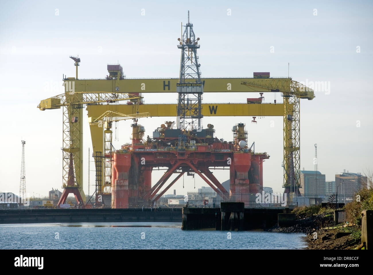 Riattacco dell'olio piattaforma di produzione a Harland & Wolff Shipyards, Belfast Foto Stock