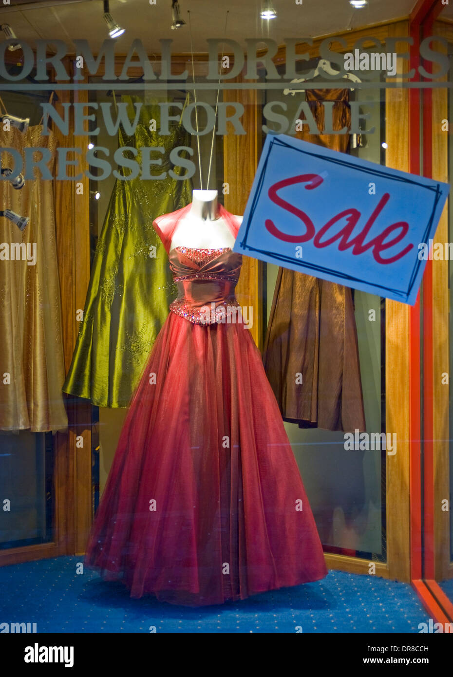 Abito Rosso in un negozio di Belfast finestra. Foto Stock