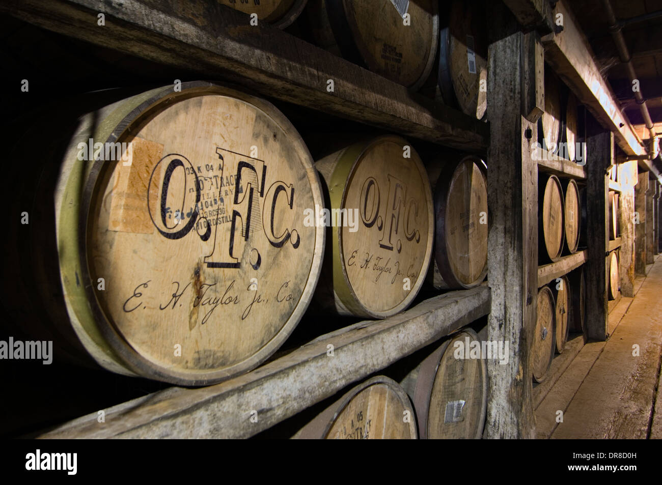 Botti di Bourbon invecchiamento in una casa Rick a Buffalo Trace Distillery a Francoforte, Kentucky Foto Stock