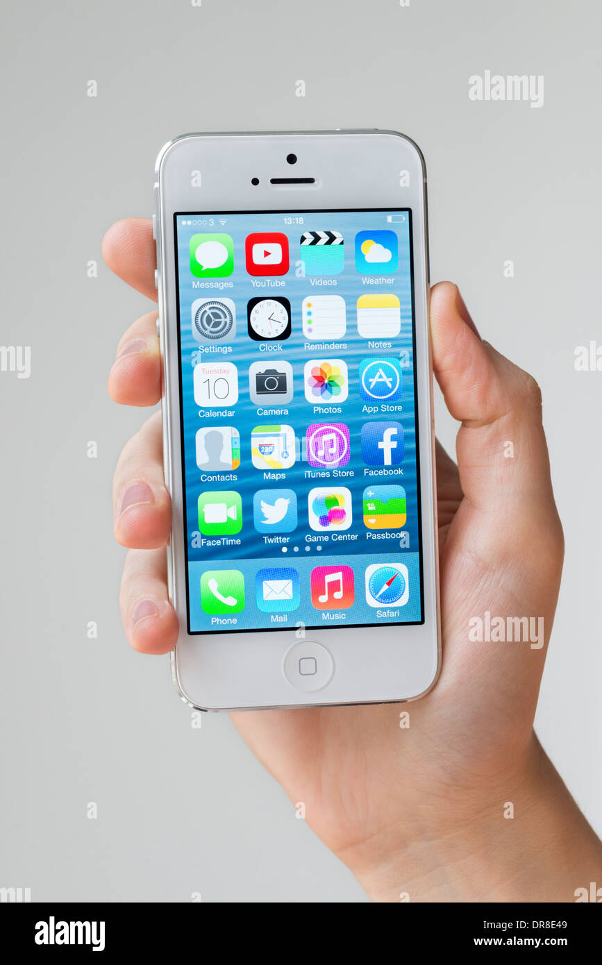 IOS 7 nella schermata iniziale del bianco Apple iPhone 5 Foto stock - Alamy