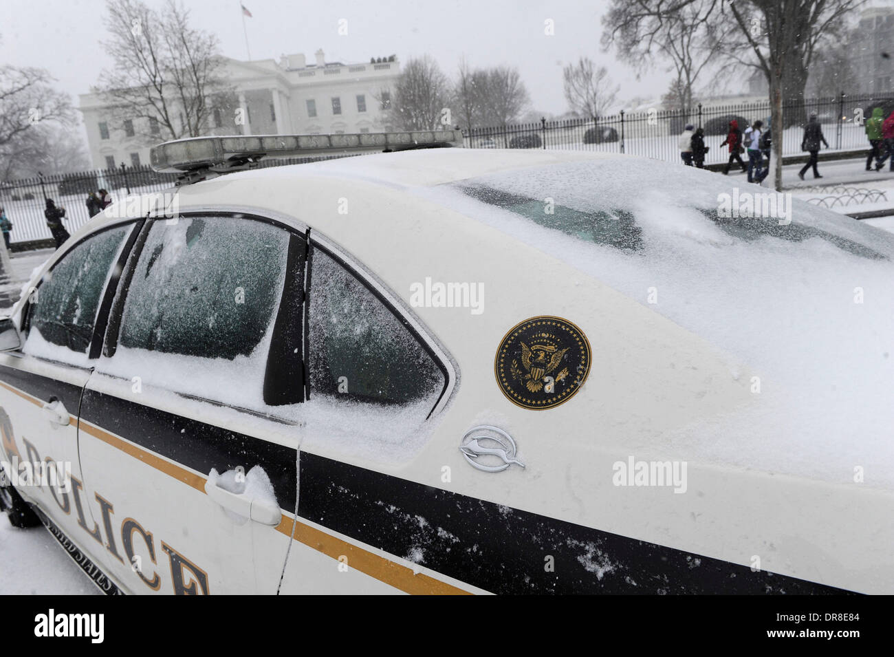 Washington DC, Stati Uniti d'America. Xxi gen, 2014. Un U.S. Secret Service auto della polizia è coperto di neve al di fuori della casa bianca a Washington DC, capitale degli Stati Uniti, gennaio 21, 2014. Una forte tempesta di neve ha colpito la maggior parte degli Stati Uniti Costa orientale il Martedì con la neve e il freddo pungente, creazione di mali di viaggio che ha portato alle cancellazioni o ritardi dei voli. Credito: Zhang Jun/Xinhua/Alamy Live News Foto Stock