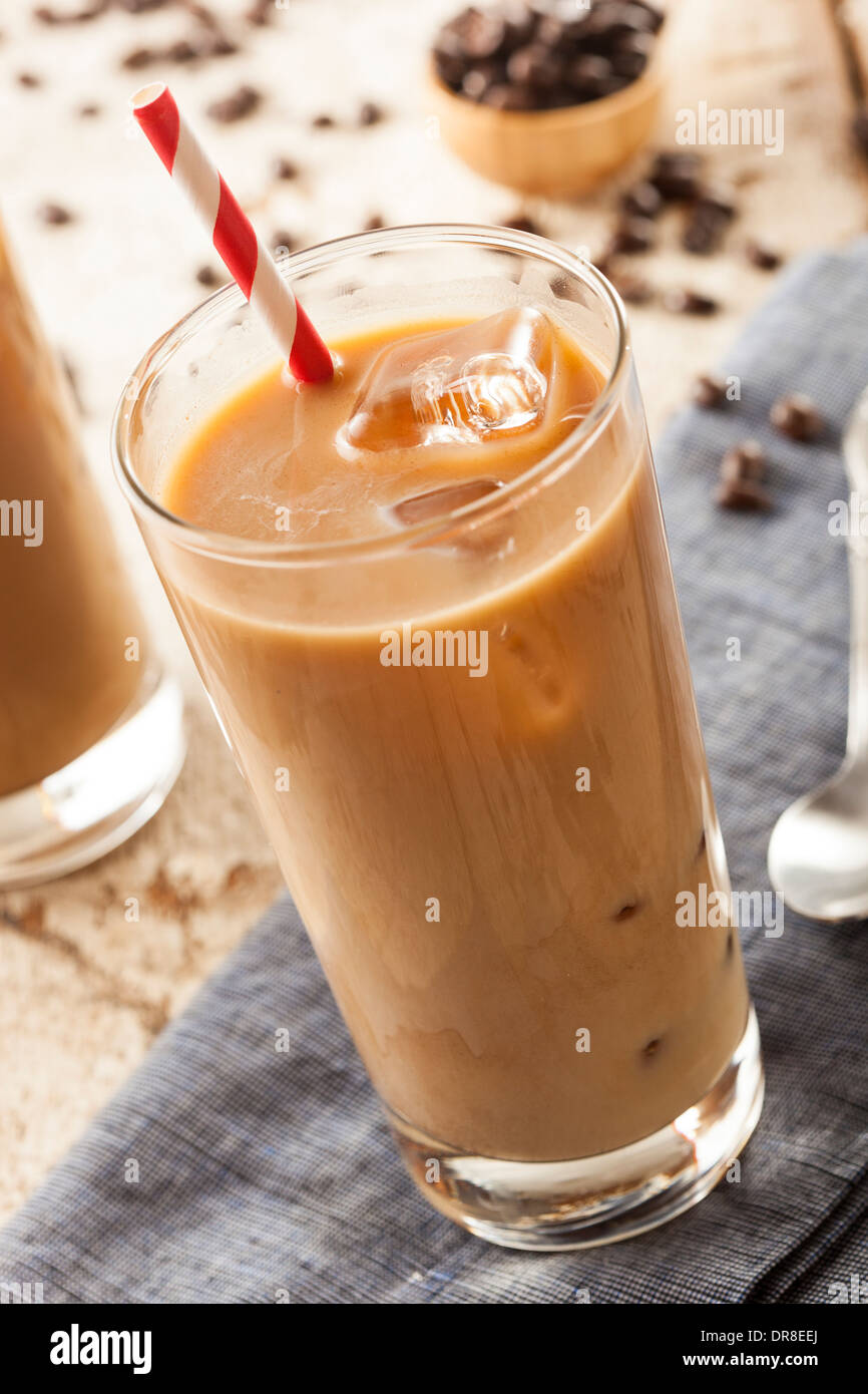 Voglia di caffè ghiacciato con la crema in un bicchiere Foto Stock