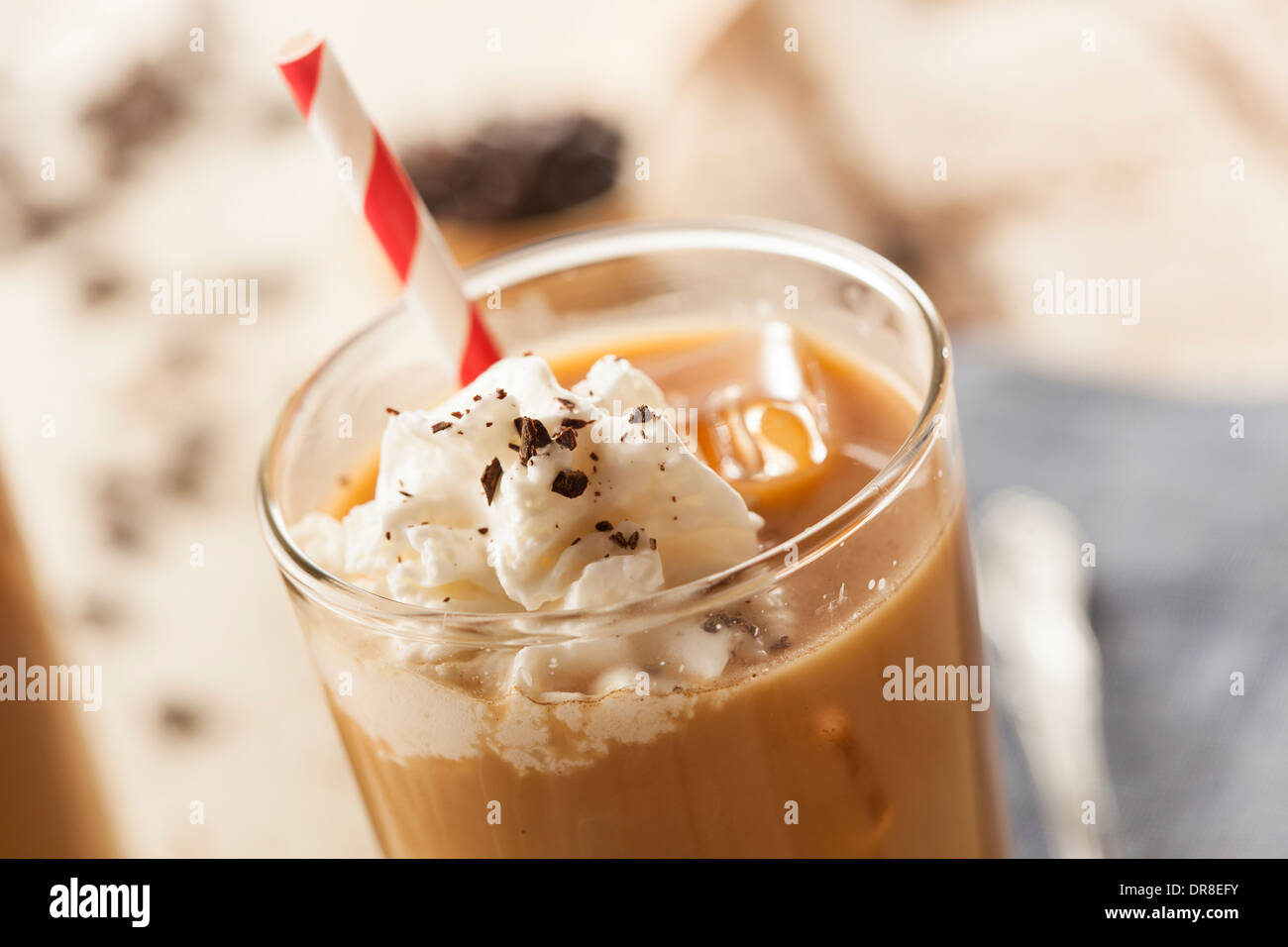 Voglia di caffè ghiacciato con la crema in un bicchiere Foto Stock